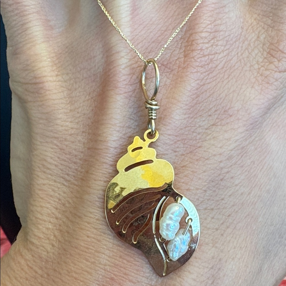Wild Bryde Seashell necklace pendant Hammered Gold Plated Fresh Water Pearls - Picture 4 of 10